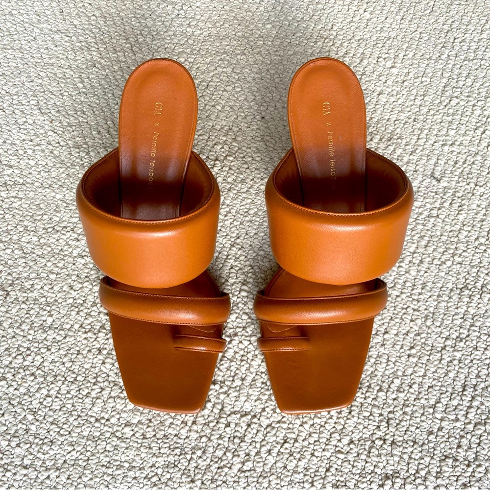 GIA BORGHINI - Brand New & Beautiful Neutral!